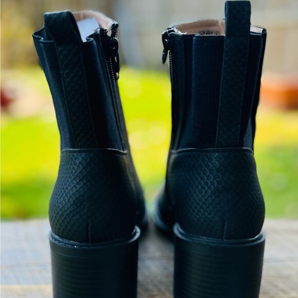 Journee Collection Hallie Tru Comfort Foam Black Textured Ankle Boots Sz 9 NEW - Picture 4 of 5